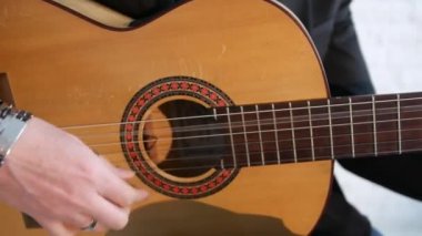 beyaz tuğla duvar arka plan üzerinde flamenko müzik çalan gitarist, gitar dizeleri ve fingerboard yakın çekim
