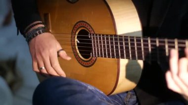 gitar telleri ve fingerboard yakın çekim, gitarist flamenko müzik çalma