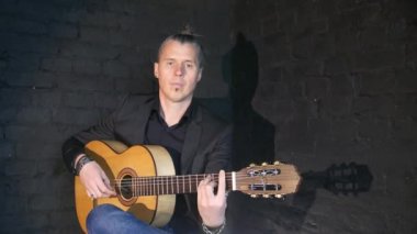 siyah tuğla duvar arka planda flamenko müzik çalan gitarist