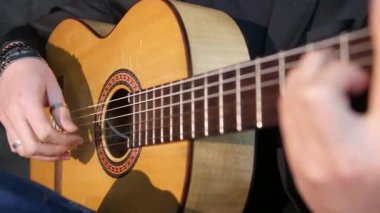gitar telleri ve fingerboard yakın çekim, gitarist flamenko müzik çalma