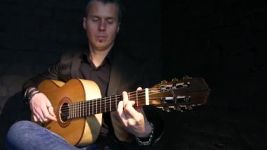 siyah tuğla duvar arka planda flamenko müzik çalan gitarist