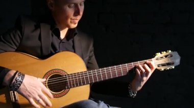 siyah tuğla duvar arka planda flamenko müzik çalan gitarist