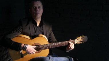 siyah tuğla duvar arka planda flamenko müzik çalan gitarist
