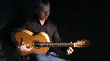 siyah tuğla duvar arka planda flamenko müzik çalan gitarist