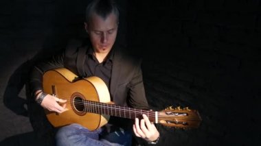 siyah tuğla duvar arka planda flamenko müzik çalan gitarist