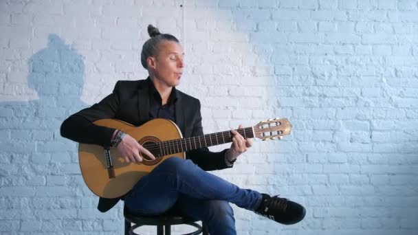 吉他手在原声吉他上演奏弗拉门戈音乐 反对白砖墙 — 图库视频影像
