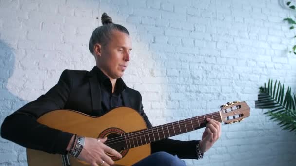 Gitarzystka Grających Muzykę Flamenco Gitarze Akustycznej Przeciwko Białej Ścianie Cegły — Wideo stockowe