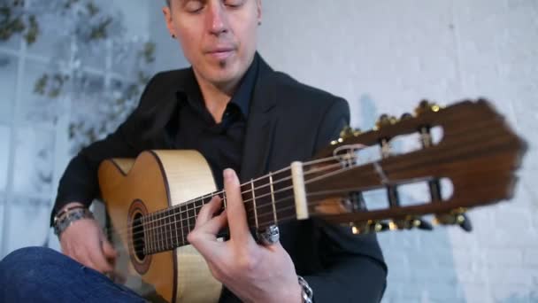 Chitarrista Che Suona Musica Flamenco Una Chitarra Acustica Contro Muro — Video Stock