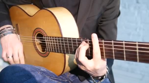 Primer Plano Cuerdas Guitarra Diapasón Guitarrista Tocando Música Flamenca — Vídeos de Stock