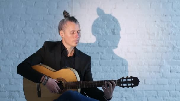 Chitarrista Suona Flamenco Una Chitarra Acustica Contro Muro Mattoni Bianchi — Video Stock