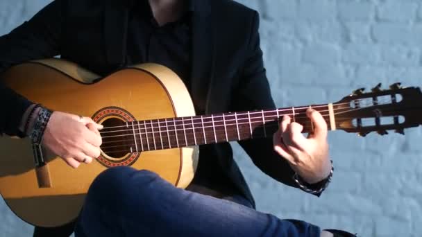 吉他弦和指板的特写 吉他手演奏弗拉门戈音乐 — 图库视频影像