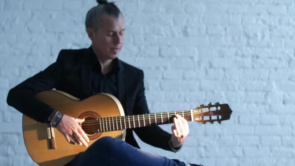 Gitarzystka Grających Muzykę Flamenco Gitarze Akustycznej Przeciwko Białej Ścianie Cegły — Wideo stockowe