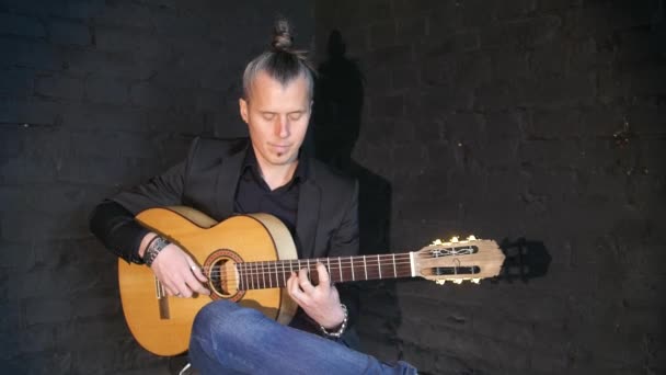 Guitarrista Tocando Música Flamenca Sobre Fondo Pared Ladrillo Negro — Vídeos de Stock