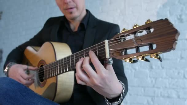 Primer Plano Cuerdas Guitarra Diapasón Guitarrista Tocando Música Flamenca — Vídeo de stock