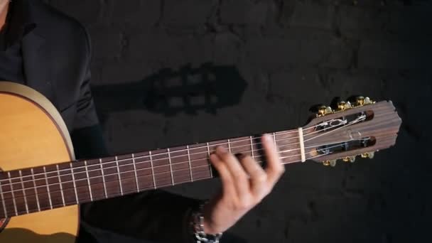 Zbliżenie Strun Gitarowych Fingerboard Gitarzysta Grający Muzykę Flamenco — Wideo stockowe