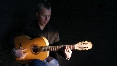 siyah tuğla duvar arka planda flamenko müzik çalan gitarist