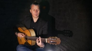 siyah tuğla duvar arka planda flamenko müzik çalan gitarist