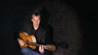 siyah tuğla duvar arka planda flamenko müzik çalan gitarist