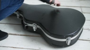 gitarist gitar durumda açılır