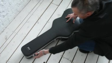 gitarist gitar durumda açılır