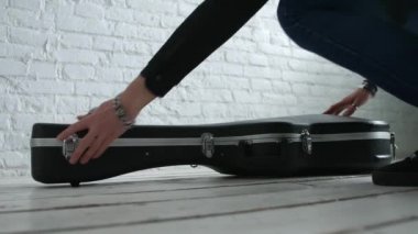 gitarist gitar durumda açılır