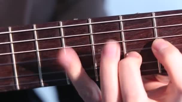 지판의 클로즈업 플라멩코 음악을 연주하는 기타리스트 — 비디오