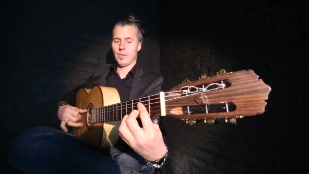 Gitaar Speler Speelt Flamenco Muziek Een Zwarte Bakstenen Muur Achtergrond — Stockvideo