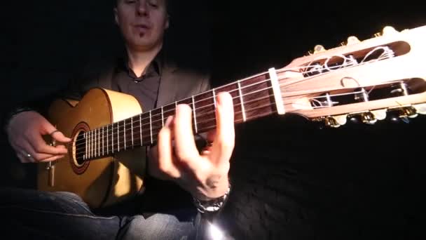 Guitarrista Tocando Música Flamenca Sobre Fondo Pared Ladrillo Negro — Vídeos de Stock