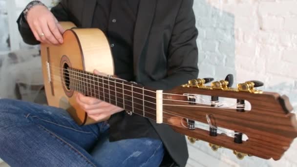 Guitar Player Tuning Akoestische Gitaar Close Van Gitaar Snaren Toets — Stockvideo