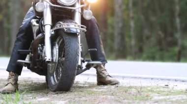 bisikletçi adam bir motosiklet sürmeye başlar