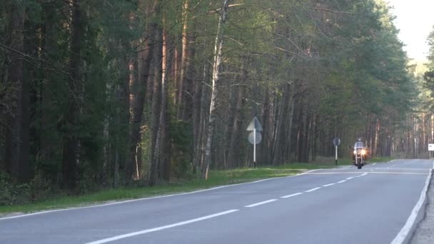 Человек Байкер Шлеме Едет Мотоцикле Лесной Дороге Закате — стоковое видео