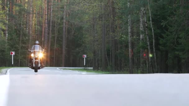 Homem Motociclista Capacete Monta Uma Motocicleta Longo Uma Estrada Floresta — Vídeo de Stock