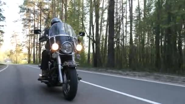 Człowiek Motocyklista Kasku Jeździ Motocyklem Wzdłuż Leśnej Drogi Zachodzie Słońca — Wideo stockowe