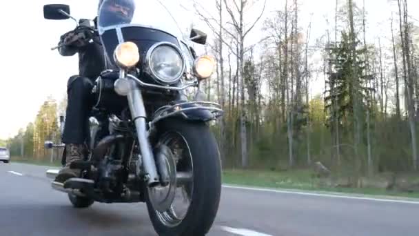 Homem Motociclista Capacete Monta Uma Motocicleta Longo Uma Estrada Floresta — Vídeo de Stock