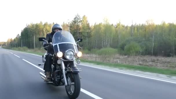 Uomo Motociclista Casco Cavalca Una Moto Lungo Una Strada Forestale — Video Stock