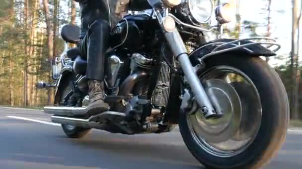 Radler Fährt Bei Sonnenuntergang Mit Motorrad Auf Einem Waldweg — Stockvideo