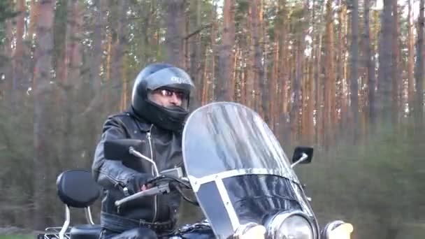 Человек Байкер Шлеме Едет Мотоцикле Лесной Дороге Закате — стоковое видео