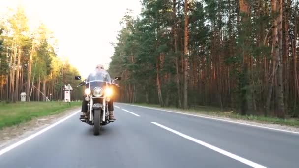 Motociclista Adulto Senza Casco Guida Una Moto Lungo Una Strada — Video Stock