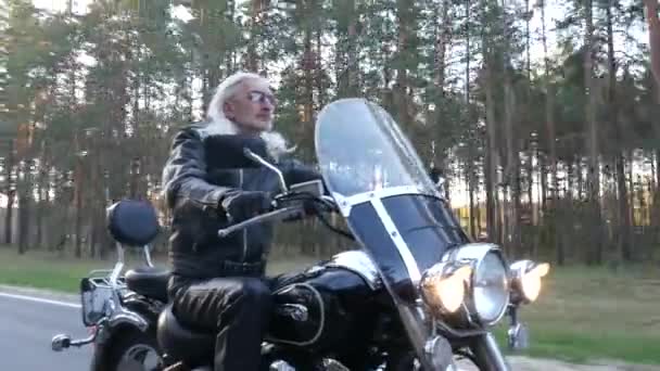 Dorosły Motocyklista Bez Hełmu Jeździ Motocyklem Wzdłuż Leśnej Drogi Zachodzie — Wideo stockowe