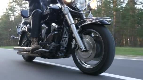 Biker Uomo Cavalca Una Moto Lungo Una Strada Forestale Tramonto — Video Stock