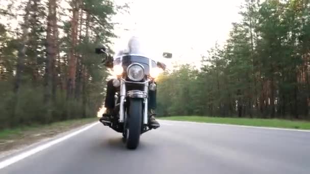 Erwachsener Radfahrer Ohne Helm Fährt Bei Sonnenuntergang Mit Dem Motorrad — Stockvideo