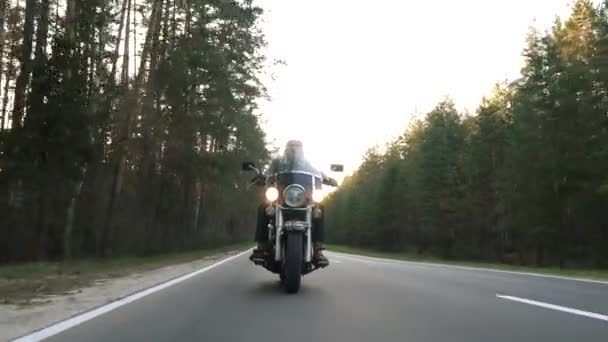 Взрослый Байкер Шлема Едет Мотоцикле Лесной Дороге Закате — стоковое видео