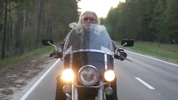Dorosły Motocyklista Bez Hełmu Jeździ Motocyklem Wzdłuż Leśnej Drogi Zachodzie — Wideo stockowe