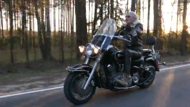 Dorosły Motocyklista Bez Hełmu Jeździ Motocyklem Wzdłuż Leśnej Drogi Zachodzie — Wideo stockowe