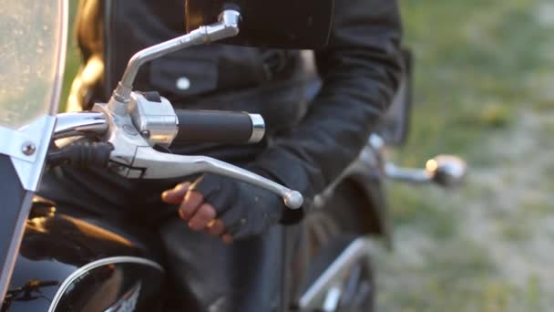 Biker Hält Hand Lederhandschuh Lenkrad — Stockvideo