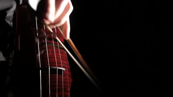 Hand Van Een Man Het Spelen Van Een Elektrische Cello — Stockvideo