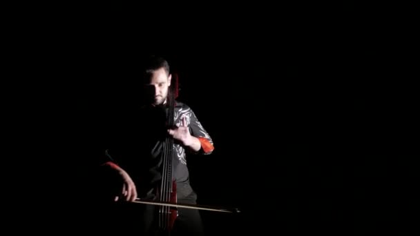 Jonge Knappe Man Speelt Elektrische Cello Zwarte Achtergrond Geïsoleerd — Stockvideo