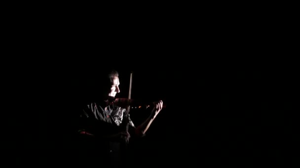 Junger Schöner Mann Spielt Elektrische Geige Auf Schwarzem Hintergrund Isoliert — Stockvideo