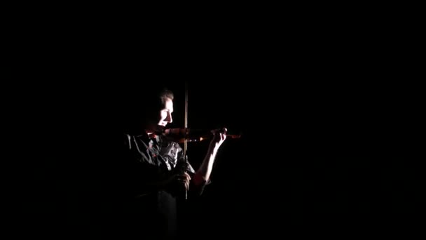 Jovem Bonito Homem Toca Violino Elétrico Fundo Preto Isolado — Vídeo de Stock