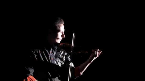 Jovem Bonito Homem Toca Violino Elétrico Fundo Preto Isolado — Vídeo de Stock